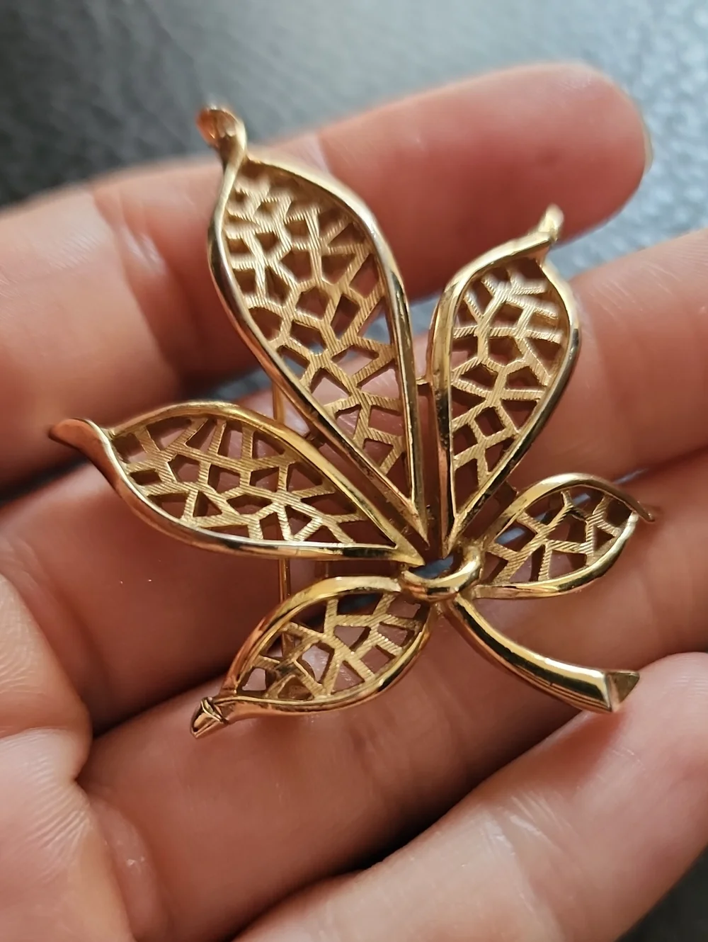 VTG Trifari Gold Floral Filigree Leaf Brooch - Women's Jewelry